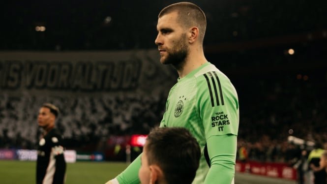 La decepción del portero suplente del Ajax tras el debut de Maarten Paes