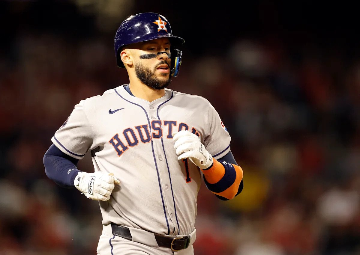 Bad Bunny supuestamente se ofreció a pagar el seguro de Carlos Correa para participar en el Clásico Mundial de Béisbol.