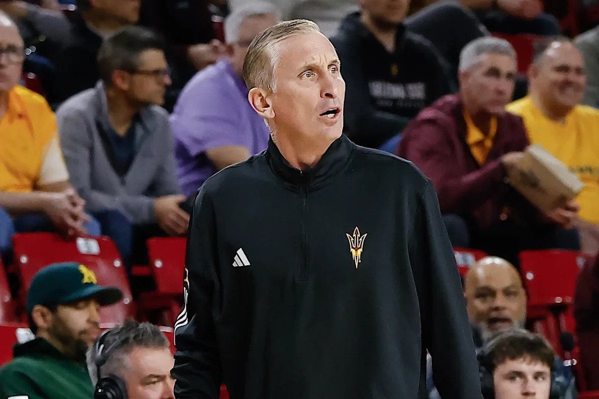 Bobby Hurley cae al suelo durante la pelea entre el estado de Arizona y el TCU