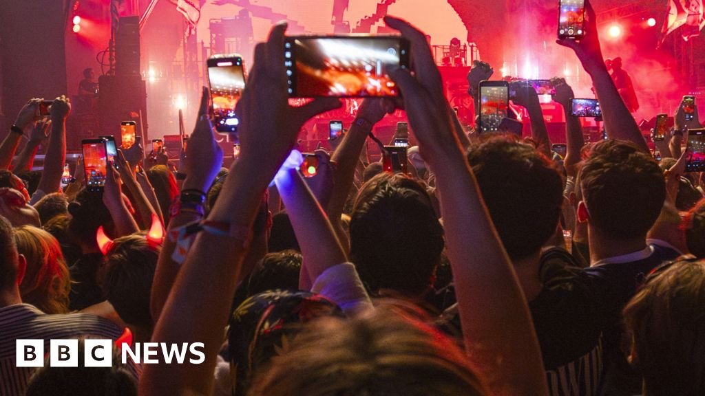 Por qué no puedes recibir señal en festivales y partidos deportivos