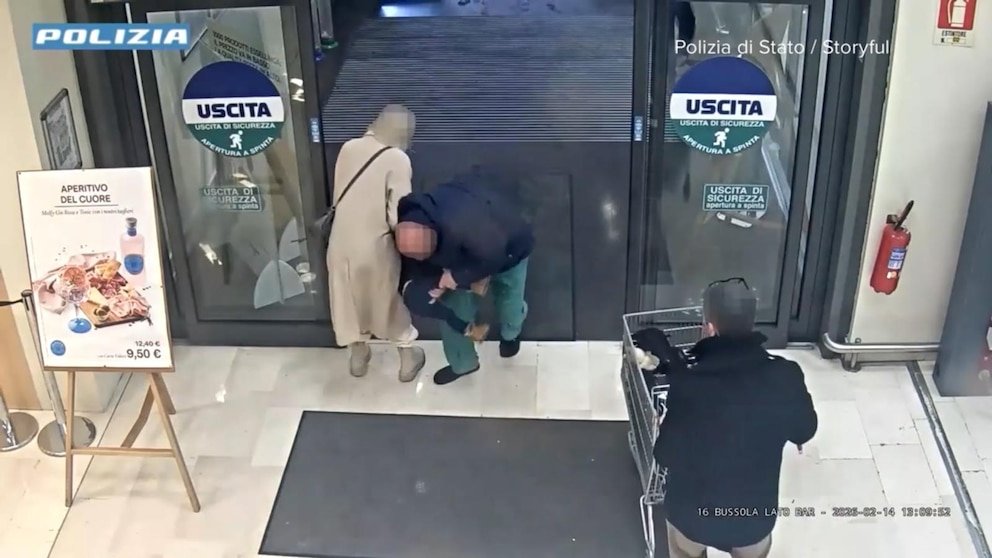 MIRA: Un hombre es visto arrebatándole un niño a su madre en un supermercado italiano