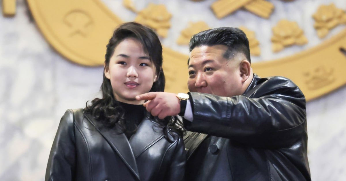 Kim Jong Un alimenta el rumor de sucesión con la chaqueta de cuero a juego de su hija