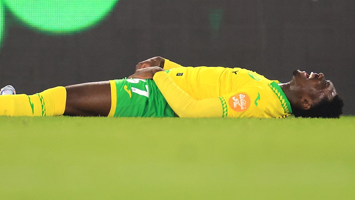 El delantero de los Socceroos Mohamed Touré sufre una posible lesión en la ingle mientras jugaba con el Norwich City en la Championship