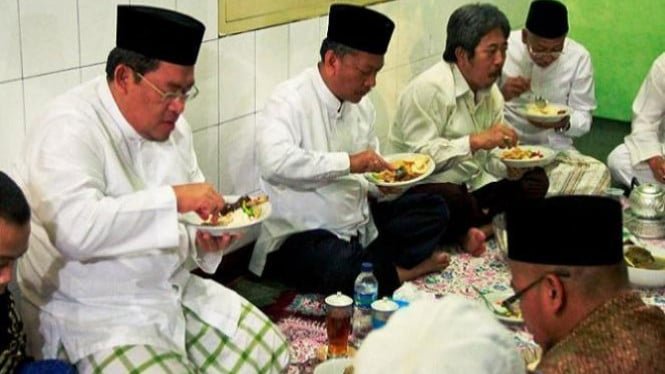 ¿Es peligroso comer demasiado al amanecer?