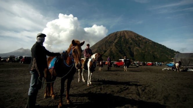Ladrones roban siete maletas de turistas tailandeses en Bromo y la policía interviene