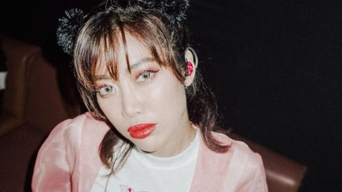 Widy Vierratale afirma tener un vestido de noni holandés como esposa del gobernador de Kalimantan Oriental, pero resulta que se lo compró a…