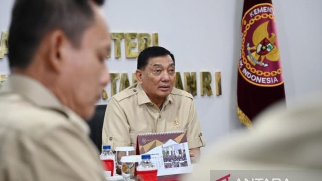 6718ec1d0c0f7-menteri-pertahanan-letjen-tni-purn-sjafrie-sjamsoeddin-memimpin-rapat-perdana_665_374.jpeg