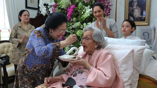 68592887483ed-presiden-kelima-ri-megawati-soekarnoputri-menyuapi-istri-hoegeng_665_374.jpg