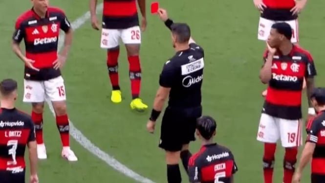 698099d0c2d3d-laga-final-piala-super-brasil-2026-antara-flamengo-vs-corinthians-diwarnai-insiden-tak-biasa-yang-langsung-menyedot_gemini_665_374.jpg