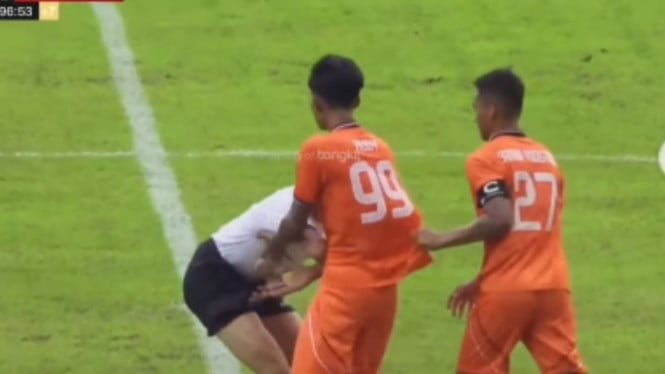 Jugador de la Liga 4 aprieta la polla del árbitro, mano derecha por John Herdman Staff STY