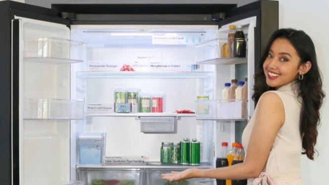 Toca dos veces sin abrir la puerta.