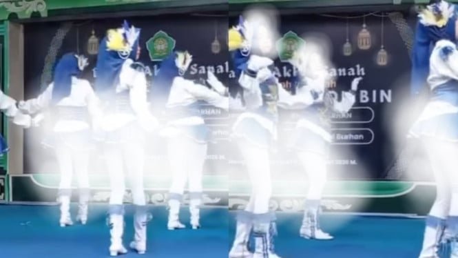 Un grupo de tambores con minifaldas baila en el escenario de graduación de Diniyah Demak Madrasa, los internautas están enojados