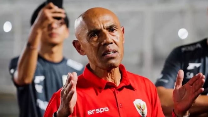 A Simon Tahamata no le preocupa que la selección indonesia sub-17 sea masacrada por China: todavía es joven
