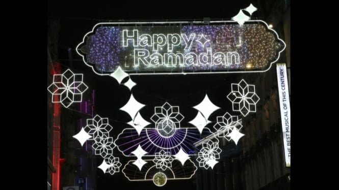Hermosas calles de Londres decoradas con luces LED con temática de Ramadán