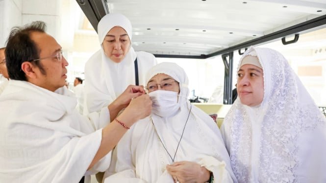 El momento en que Prananda ayudó a Tahalul Megawati y Puan durante su Umrah juntos