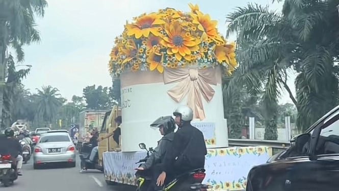 ¡Viral! Un hombre ofrece un ramo gigante de girasoles en el día de San Valentín, las reacciones de los internautas hacen reír