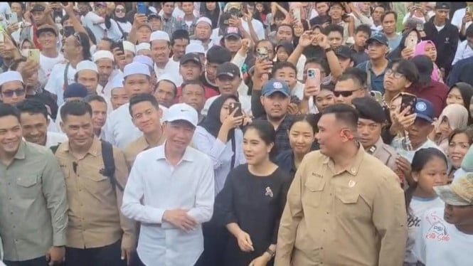 Jokowi participa en el carnaval cultural de PSI en Tegal y se mezcla con la gente que viene