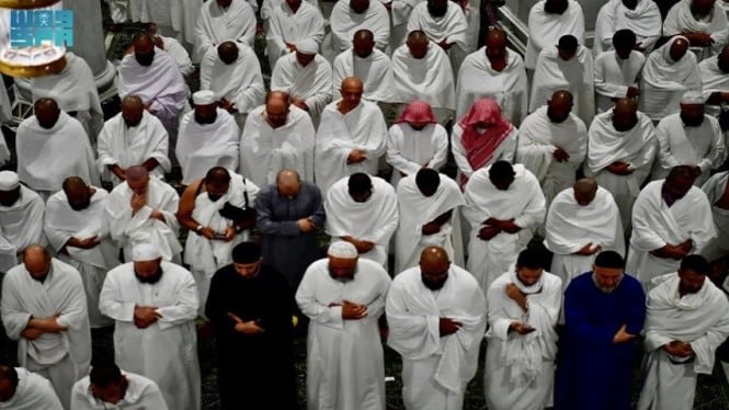 Llena de cientos de miles de fieles, la atmósfera de las primeras oraciones del Tarawih en la Gran Mezquita fue solemne y ordenada.