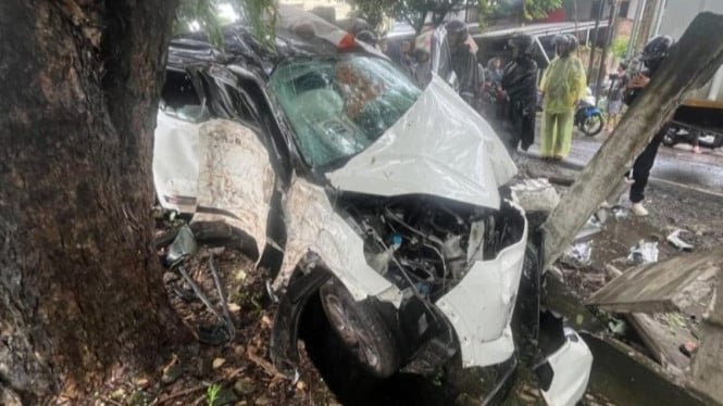 ¡Trágico! La esposa de un miembro del DPRD de Sulawesi del Sur muere en un accidente en la carretera de peaje de Makassar y su coche queda gravemente destruido
