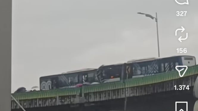 Autobús de Transjakarta lidia con toros en Cipulir Skyway, con el parabrisas destrozado