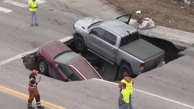 En segundos, aparece de repente un socavón en las carreteras estadounidenses y caen dos coches
