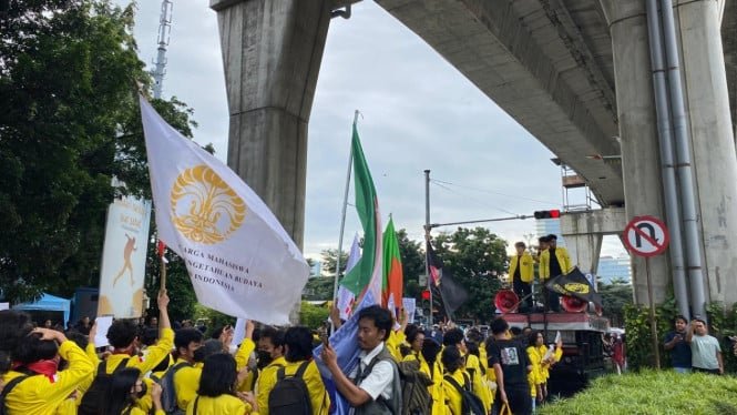 Gritos de “policía asesino” resonaron en la jefatura de policía, los estudiantes instaron a castigar severamente al Mesías Bripda