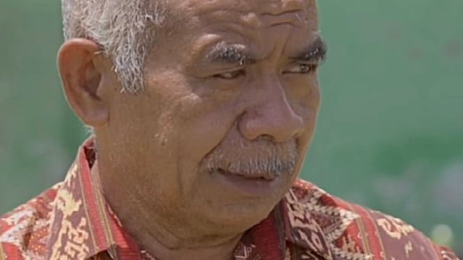 Salario reducido a 223.000 IDR mensuales, respuesta conmovedora: este profesor honorario sigue enseñando