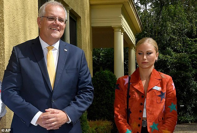 Grace Tame era intocable. Ahora las fuerzas que la protegían han desaparecido. Lo que antes se susurraba sobre él ahora se puede decir en voz alta: PETER VAN ONSELEN