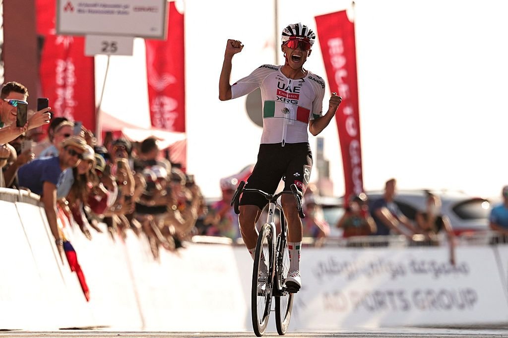 UAE Tour: Isaac del Toro triunfa en la meta de la cumbre de Jebel Hafeet y se pone líder de la carrera por delante de Antonio Tiberi