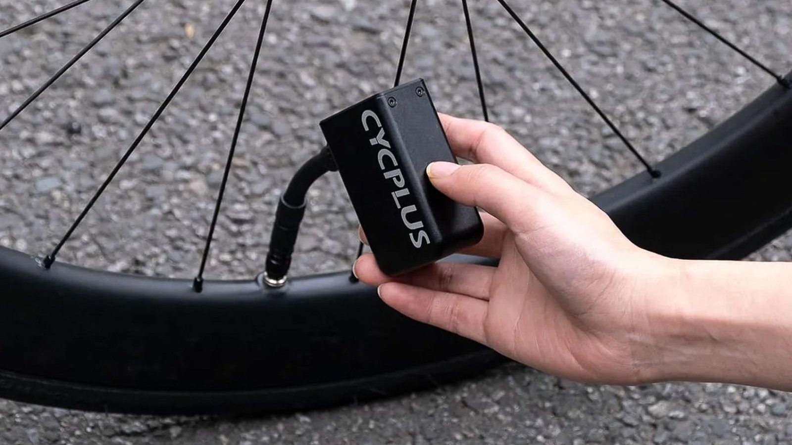 Obtenga la mini bomba eléctrica Cycplus AS2 por solo $ 50: deje que esta brillante bomba eléctrica para bicicleta haga el trabajo con una llanta pinchada y ahorre un 54%