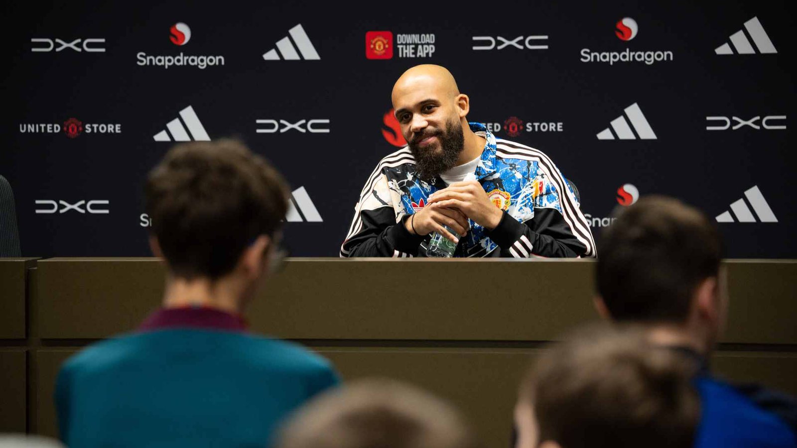 Mbeumo da la bienvenida a la antigua escuela de Carrington