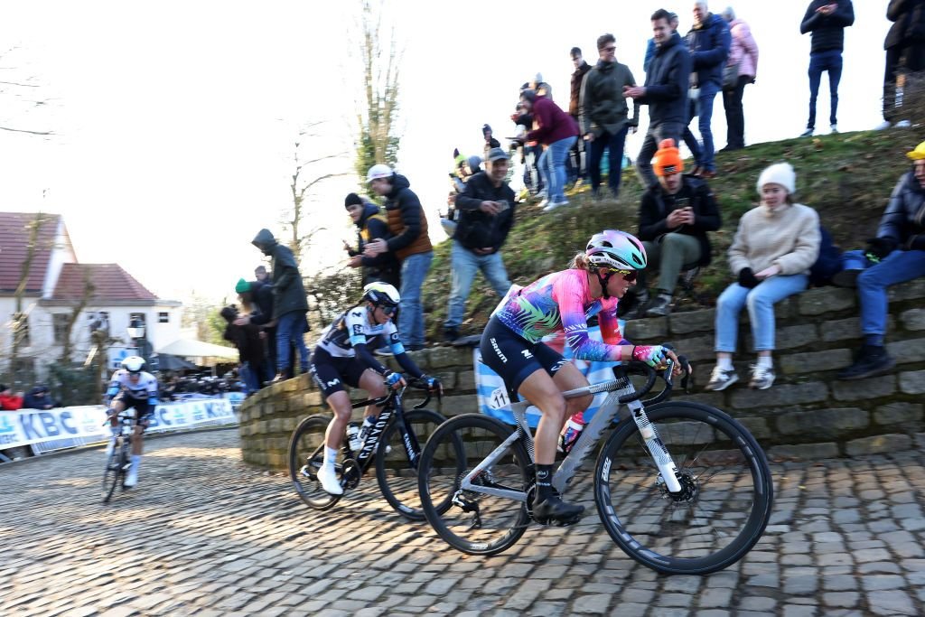 “Sé súper inteligente y sigue luchando por tu lugar” – El camino de Kasia Niewiadoma Phinney hacia la Strade Bianche pasa por una preparación perfecta para las Clásicas en Omloop Het Nieuwsblad