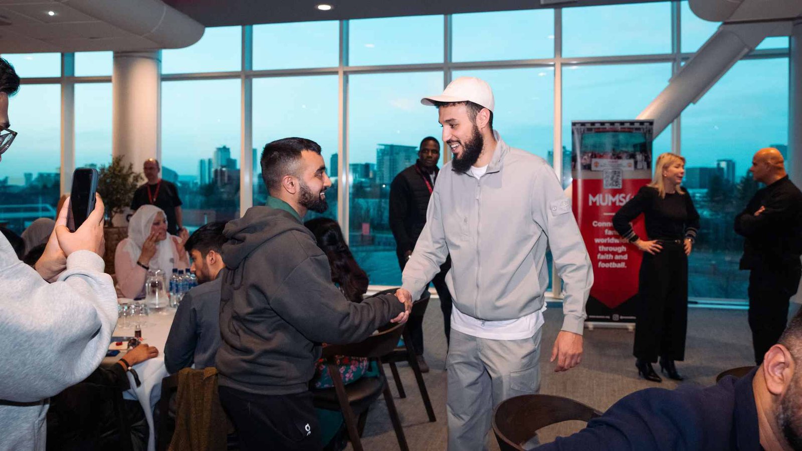 Old Trafford da la bienvenida a los aficionados para la segunda celebración anual del Iftar