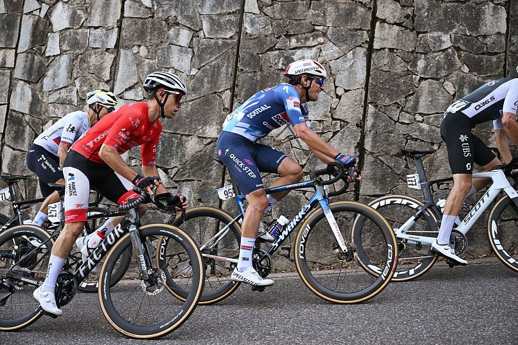 Giro di Sardegna: Gran sorpresa cuando Nicolo Garibbo supera los números de QuickStep para ganar la primera etapa