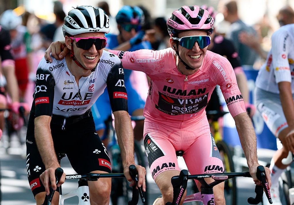 “Está intentando cosas que nunca tuvo la oportunidad de hacer como ciclista” – Adam Yates espera con ansias el primer reencuentro con su hermano gemelo Simon Yates después de su impactante retiro