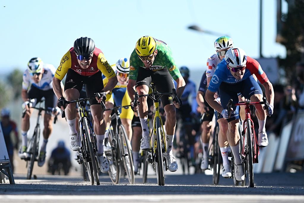 Etapa 3 de la Vuelta a Andalucía: Milan Fretin encuentra el camino correcto a través de un final caótico para conseguir la victoria en un sprint masivo cuesta arriba