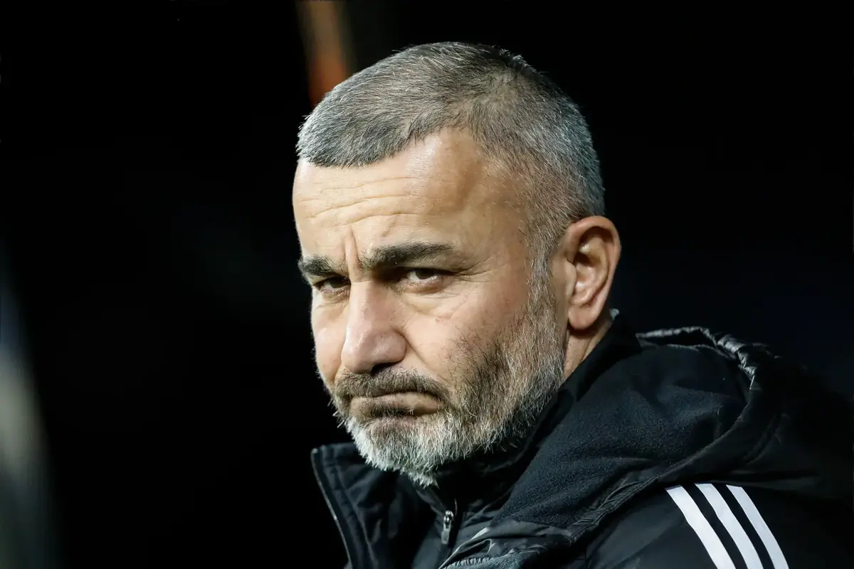 El técnico del Qarabag dirige comentarios a los aficionados del Newcastle United tras perder 3-2 en la Liga de Campeones