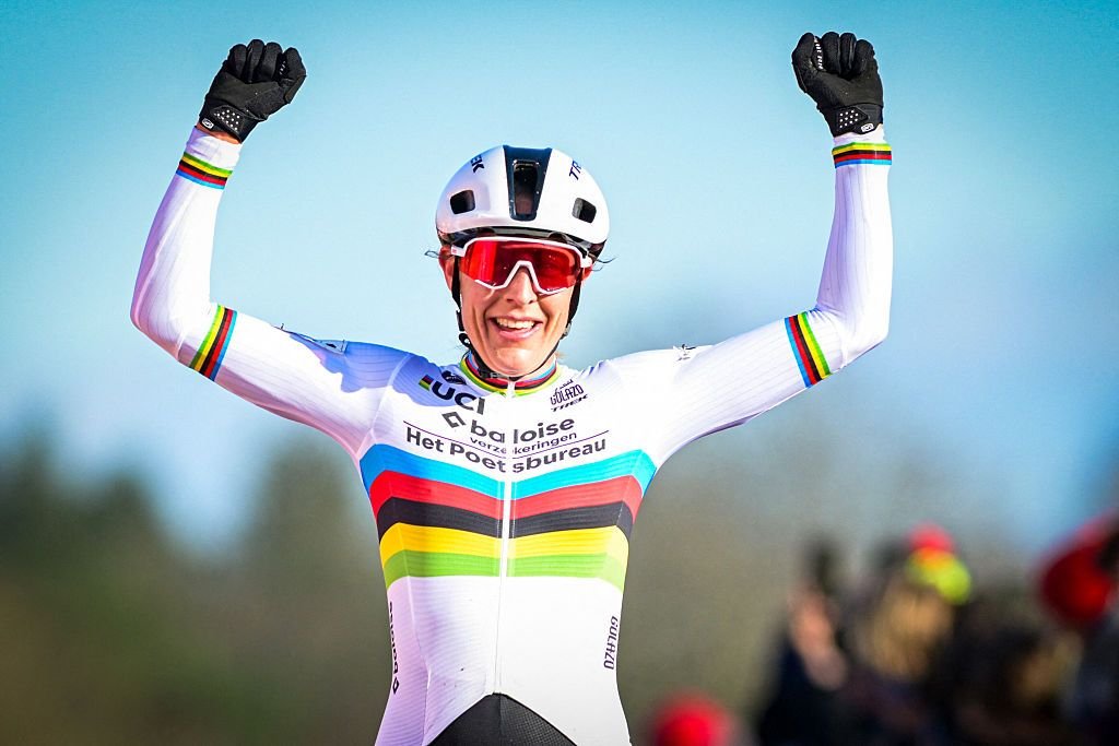 La nueva campeona mundial Lucinda Brand logra su vigésima victoria en ciclocross y se prepara para su debut en ruta en Strade Bianche
