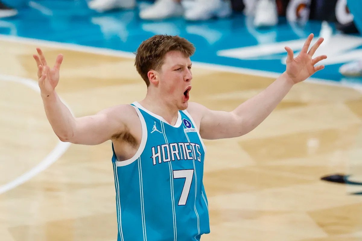Kon Knueppel de los Hornets bate el récord de novato de la NBA de triples anotados en una sola temporada