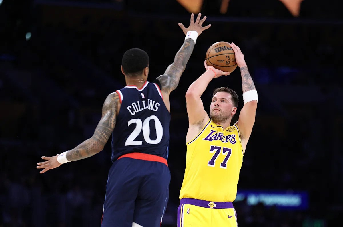 Los Lakers se defienden de los Clippers mientras Kawhi Leonard sale tarde con dolor en el tobillo izquierdo