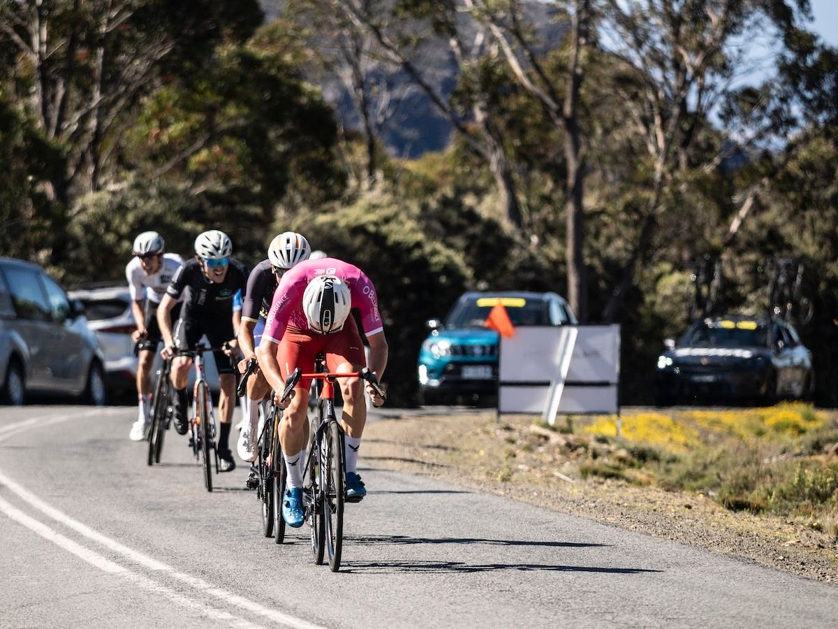 ProVelo Super League: Connor Wright, de 17 años, gana la crucial etapa 3 del Tour de Tasmania, pero la etapa femenina se canceló después de un choque masivo