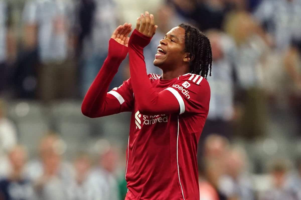 Rio Ngumoha golpea el Screamer para el Liverpool U21 en un thriller de 7 goles