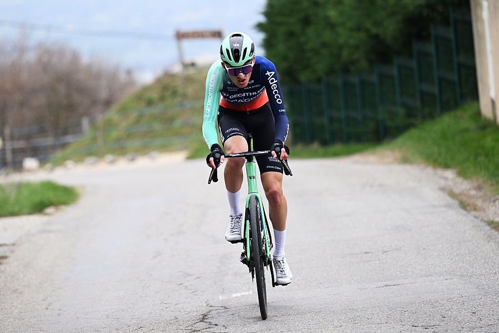 Clásico Faun-Ardèche: un joven francés imita a Tadej Pogačar aniquilando el campo apilado con una jugada en solitario de largo alcance