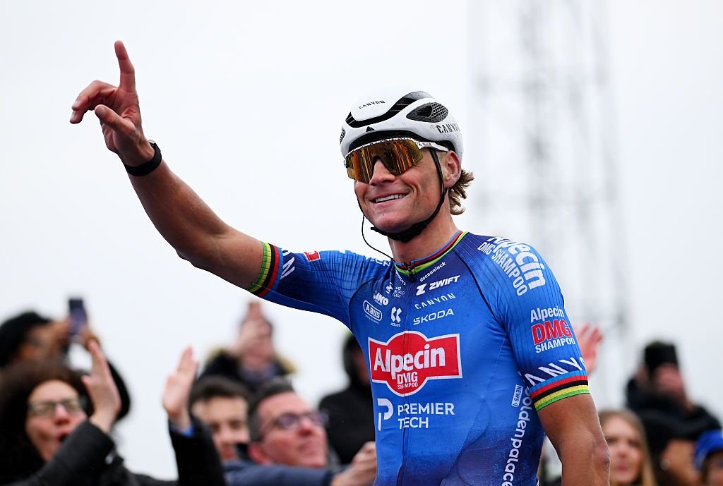 “Aún no estaba en mi lista” – Mathieu van der Poel hace honor a su estatus de favorito con una impresionante victoria en solitario en Omloop Het Nieuwsblad