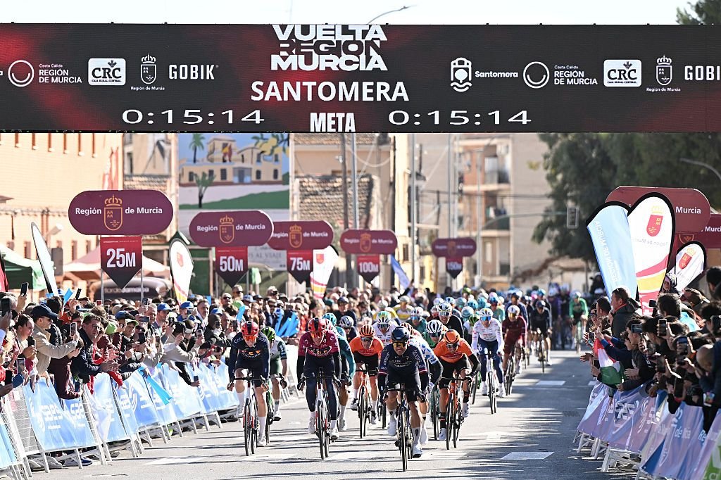 “No podíamos quedarnos en las bicicletas”: con los corredores desviados del camino, una “carrera” de 15 minutos y una ceremonia final completa para los ganadores, así es como la etapa de la Vuelta de Murcia azotada por el viento, que no se convirtió en algo mucho más extraño.