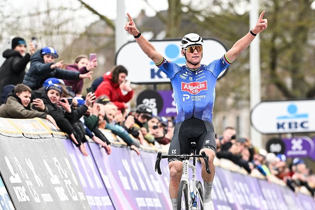 Omloop Het Nieuwsblad: Mathieu van der Poel se lleva la victoria en solitario con un mordaz ataque de Muur van Geraardsbergen