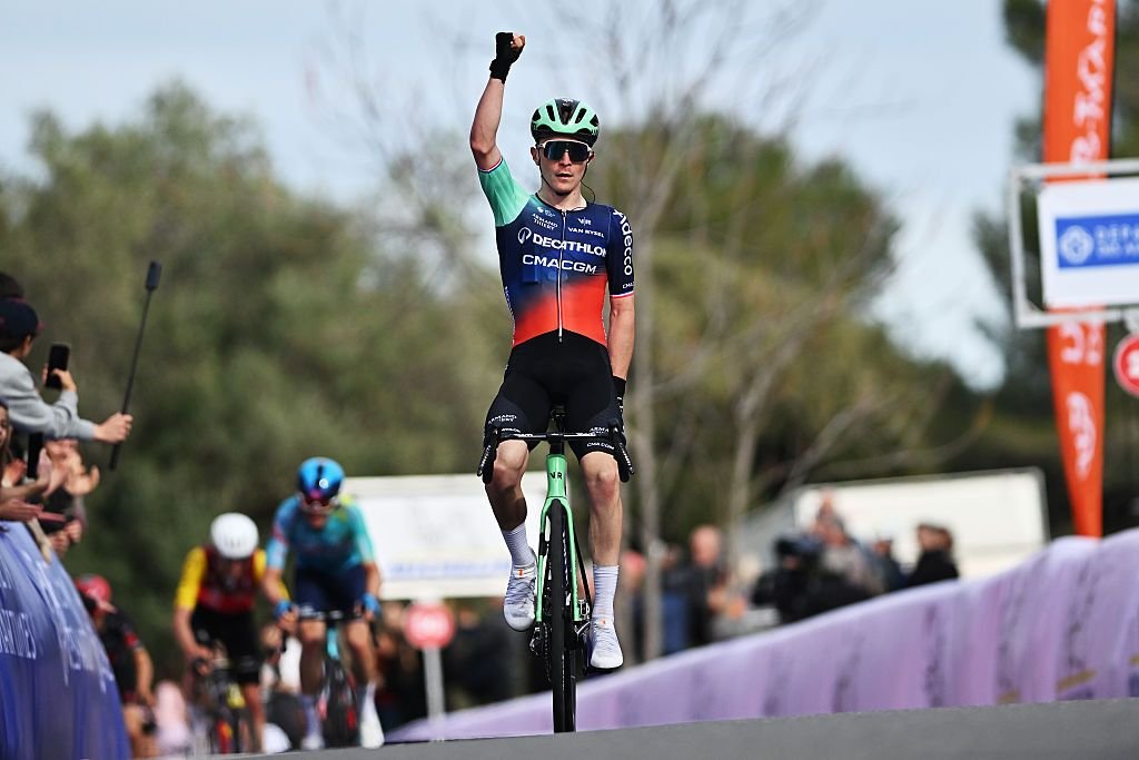 Tour des Alpes Marítimos: un empujón tardío en la última subida permite a Paul Lapeira conseguir su primera victoria de la temporada en casa