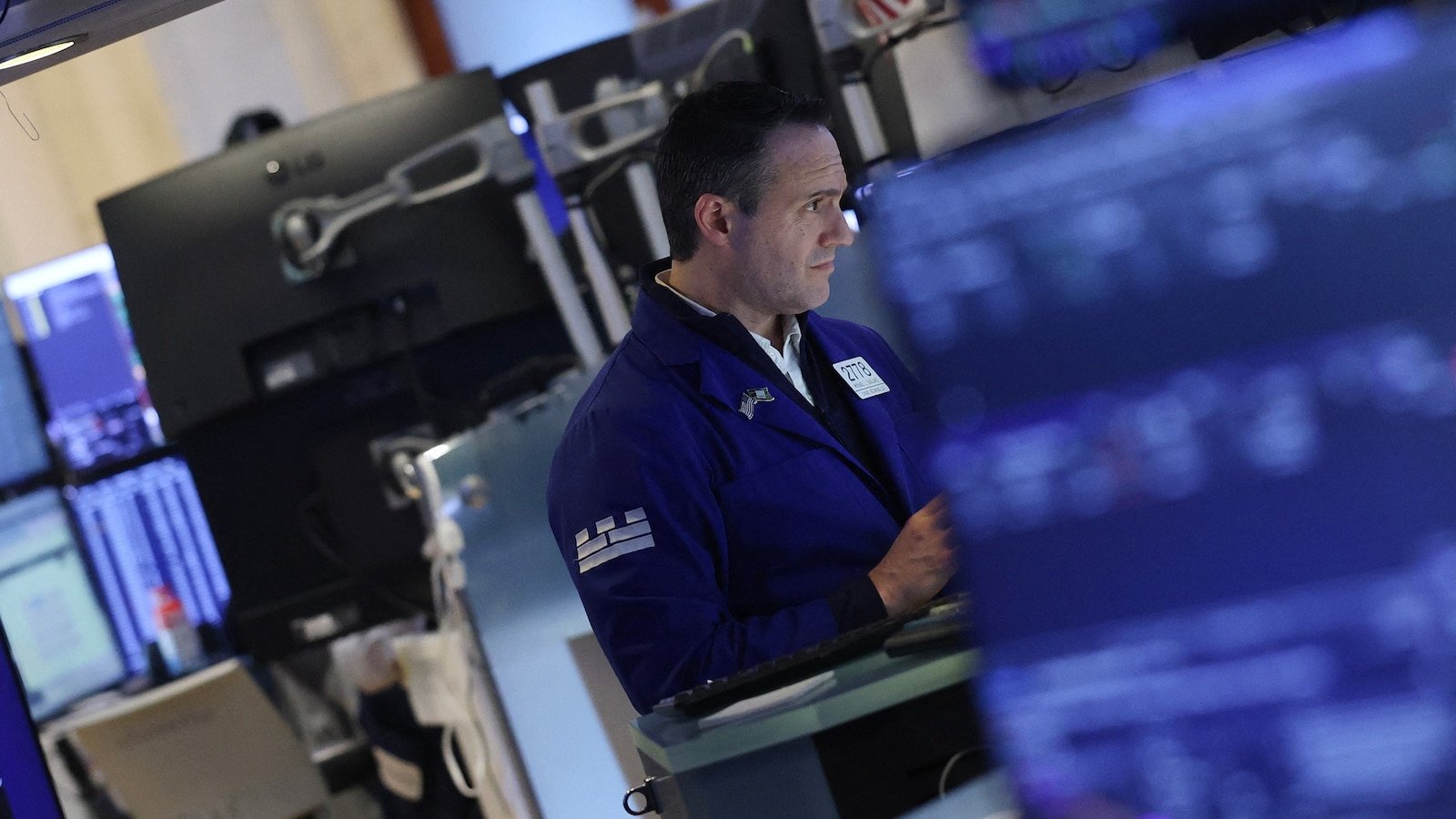 Dow cierra más de 800 puntos después de que Trump aumenta los aranceles