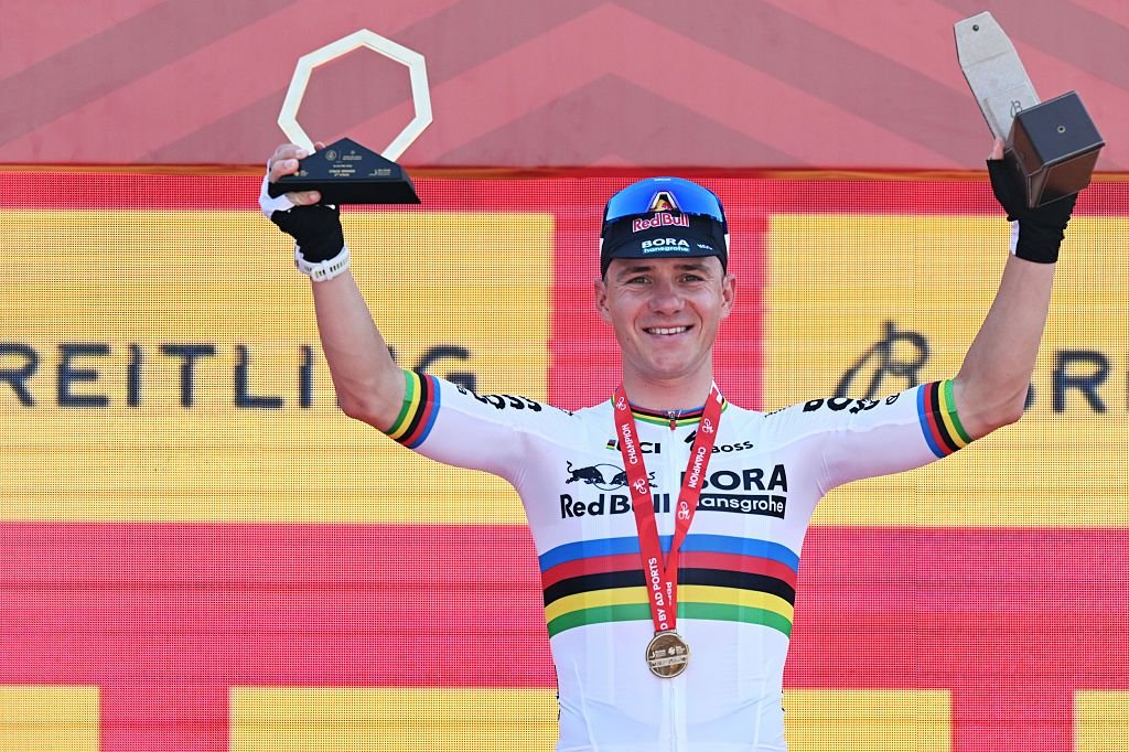 “No podía ir más rápido… una crono absolutamente perfecta” – Remco Evenepoel empata puntuación con Isaac del Toro en el UAE Tour y toma 32 segundos de ventaja sobre su rival antes de la primera prueba de montaña