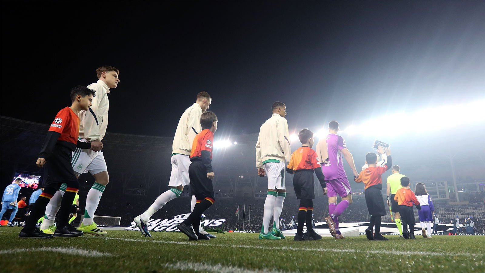 Las imágenes oficiales de la cámara del partido del Qarabag FK 1 Newcastle 6 son un reloj de primera calidad
